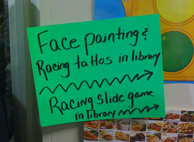 Racing ta Hos in the library